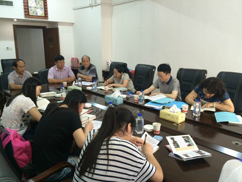 与湘西州民委负责人座谈 与湘西州民委负责人座谈